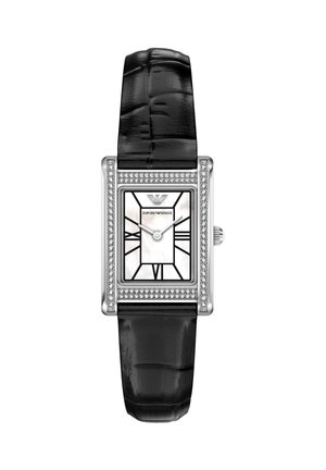 Rechteckige silberne Uhr mit schwarzen römischen Ziffern, weißem Zifferblatt, diamantbesetzter Lünette und schwarzem strukturiertem Lederarmband.