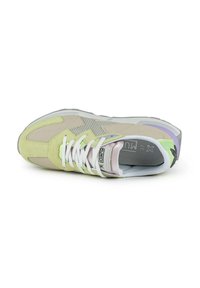Zapatilla con parte superior de malla y gamuza en beige, verde claro y lavanda. Presenta cordones blancos y una suela acolchada con un diseño texturizado.