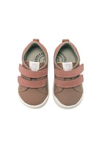 Scarpe di pelle marrone con cinturini in suede rosa, suole bianche e un interno verde chiaro con un'illustrazione di sole sulla soletta.