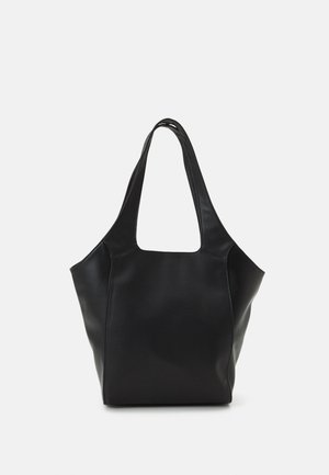 Bolso tote de cuero negro con acabado texturizado, que dispone de asas alargadas y una apertura ancha, forma estructurada con detalles mínimos de costura.