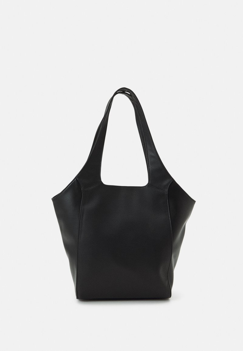 Sac fourre-tout en cuir noir avec une finition texturée, doté de poignées allongées et d'une large ouverture, forme structurée avec des détails de couture minimaux.