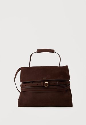 Sac à main en daim brun foncé avec poignée supérieure, rabat pliant et deux fines ceintures avec détails de boucles en or à l'avant.