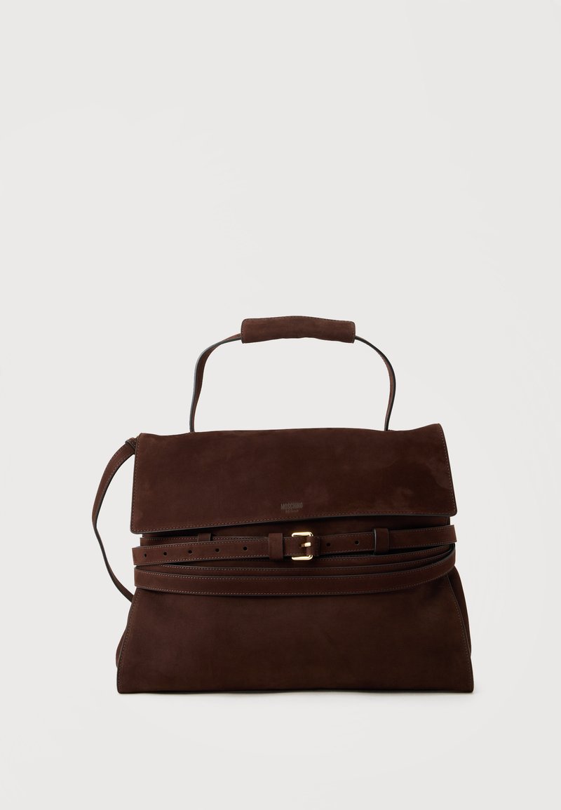 Sac à main en daim brun foncé avec poignée supérieure, rabat pliant et deux fines ceintures avec détails de boucles en or à l'avant.