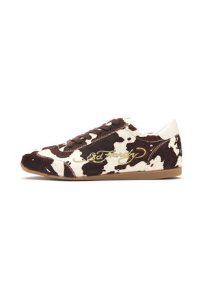Niski but sportowy z brązowym i białym wzorem w krowę, brązowymi sznurowadłami, jasnobrązową podeszwą oraz złotym haftowanym logo "Ed Hardy" z boku.