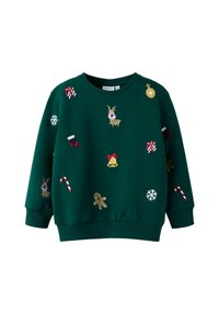 Zielona dziecięca bluza z haftowanymi motywami bożonarodzeniowymi, w tym reniferami, laskami cukrowymi, piernikami, dzwonkami, skarpetkami i płatkami śniegu.