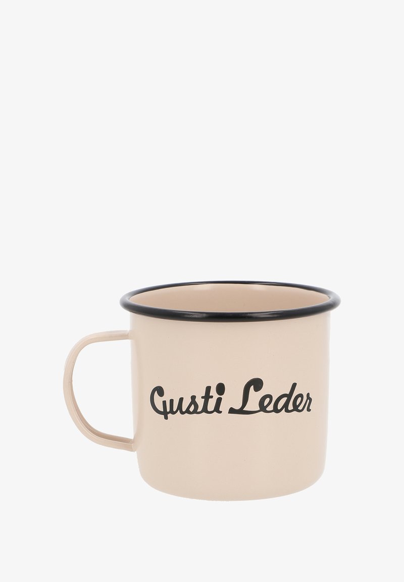 Emaliowany kubek, beżowy z czarnym brzegiem i uchwytem, z czarnym napisem "Gusti Leder". Gładka tekstura, cylindryczny kształt, lekka konstrukcja.