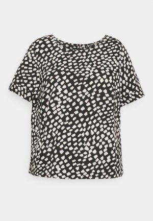 Blouse noire manches courtes avec un col rond, présentant un motif irrégulier de coups de pinceau blancs carrés sur le tissu.