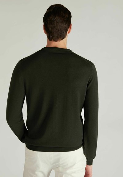 Olivgrüner Pullover mit langen Ärmeln, gerippten Bündchen und rundem Halsausschnitt. Hergestellt aus weichem Stoff, zeichnet er sich durch eine figurnahe Passform und minimale Nähte aus.