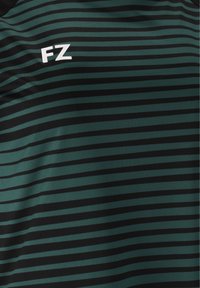 Grøn- og sortstribet skjorte lavet af glat stof. Har et hvidt "FZ" logo på venstre side. Vandrette striber varierer i bredde.