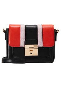 Borsa a tracolla nera, rossa e rosa chiaro con chiusura a lucchetto dorato e tracolla rimovibile su sfondo bianco.