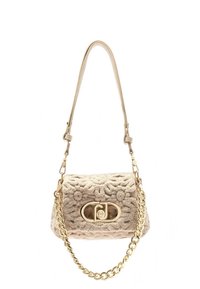 Bēša auduma rokassoma ar ziedu rakstu, zelta toņa metāla detaļām, ovālu aizdari un ķēdes siksnu. Kompakts formāts ar detaļām adījuma šuvēs.