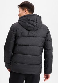 Schwarze gepolsterte Jacke mit Kapuze, die horizontale gesteppte Abschnitte und seitliche Reißverschlüsse aufweist. Glatte Textur und eine figurbetonte Passform.