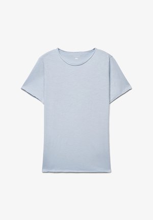 Jasnoniebieska koszulka z krótkim rękawem wykonana z miękkiego materiału, z okrągłym dekoltem i luźnym krojem, z gładkimi wykończeniami bez wzorów.