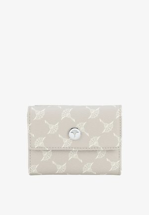 Billetera de cuero gris con patrón floral en relieve, cierre de presión plateado y costuras en contraste. Diseño compacto para facilitar el transporte.