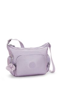 Lilak crossbody tas met een gladde, glanzende textuur, voorzien van een voorste ritszak en een bont pompon charm die aan de zijkant is bevestigd.