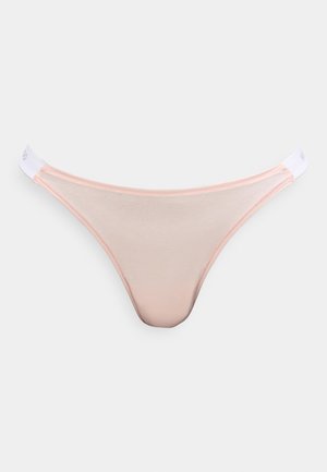 Rožinės stringų kelnaitės iš minkštos, permatomos medžiagos, su balta elastine juostele su subtiliu prekės ženklu. Minimalistinis dizainas, lygi tekstūra.