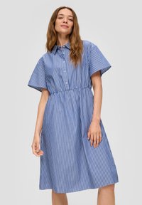 Blau-weiß gestreiftes Kleid mit kragenähnlichem Ausschnitt, kurzen Ärmeln, Knopfverschluss vorne und elastischem Bund, das bis zum Knie reicht.