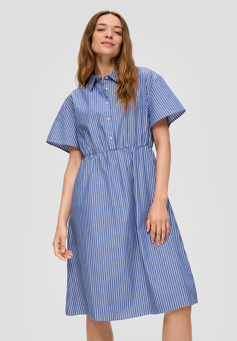 Blau-weiß gestreiftes Kleid mit kragenähnlichem Ausschnitt, kurzen Ärmeln, Knopfverschluss vorne und elastischem Bund, das bis zum Knie reicht.