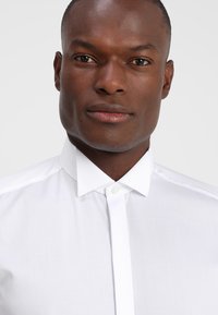 OLYMP Level Five BODY FIT - Businesshemd - white