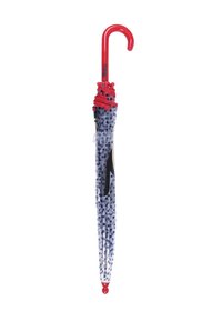 Ombrello con manico curvo rosso e una cupola trasparente decorata con un motivo a pois blu e dettagli neri, fissato con una fascia di plastica.