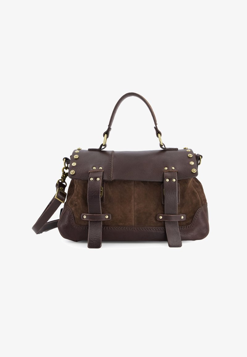 Bruine leren en suède handtas met bovenhandgreep, klep sluiting, goudkleurige studs en een afneembare schouderriem op een witte achtergrond.