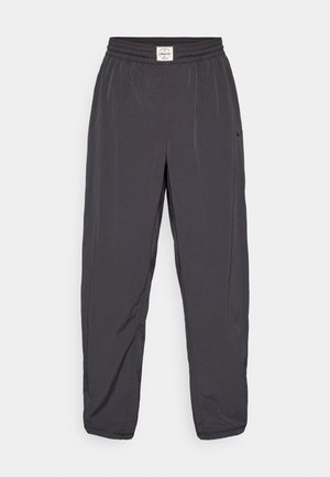 Un par de pantalones deportivos negros, ligeros, con cintura elástica, diseño de pierna recta y textura sutil; sin logotipos ni patrones visibles.