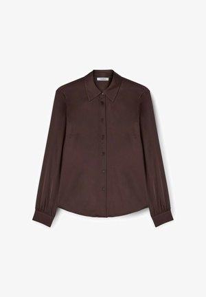 Dunkelbraune Langarmbluse mit Knopfleiste, spitzem Kragen und geknöpften Ärmeln, flach auf einem weißen Hintergrund ausgelegt.