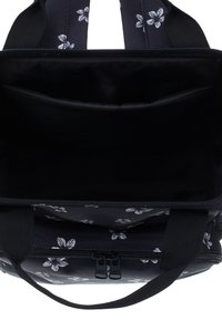 Bolsa de tela negra con un patrón floral blanco, que cuenta con un bolsillo interior y un cierre de cremallera. Correas texturizadas para un transporte fácil.