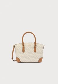 Μπεζ τσάντα με σχέδιο που περιλαμβάνει το λογότυπο "MK", καφέ δερμάτινες λεπτομέρειες, διπλές λαβές στην κορυφή και αποσπώμενο ιμάντα ώμου. Λεπτομέρειες σε χρυσό μέταλλο.