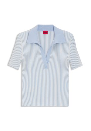 Jasnoniebieska, dzianinowa koszulka polo z krótkim rękawem, z cienkimi pionowymi białymi paskami oraz czerwoną metką Hugo wewnątrz kołnierzyka.