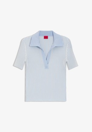 Lichtblauw gebreid poloshirt met korte mouwen, voorzien van dunne verticale witte strepen en een rode Hugo-label aan de binnenkant van de kraag.