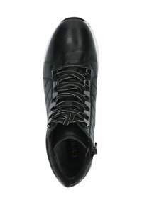 Sneaker in pelle nera con design trapuntato, caratterizzato da lacci bianchi e neri, occhielli metallici e punta rotonda. Include una cerniera laterale.