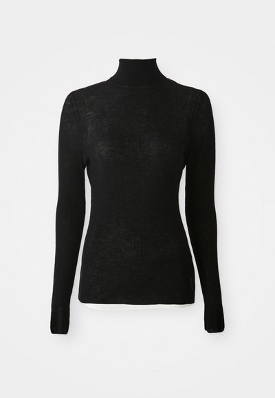 Črna dolgeletna rebrasta pletena turtleneck pulover s slim fit krojem in subtilno teksturo na beli podlagi.