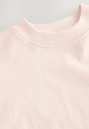 Lyserød bomulds T-shirt med rund halsudskæring og glat tekstur, med diskrete syninger langs kraven.