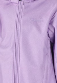 Veste violet clair avec une texture lisse, fermeture éclair complète et détail de logo subtil. Comprend une capuche et des poches latérales pour plus de fonctionnalité.