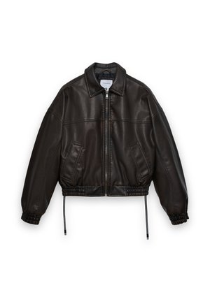 Giacca bomber nera in similpelle con cerniera frontale, tasche laterali, polsini elastici e orlo con coulisse, caratterizzata da un colletto classico.