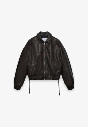 Giacca bomber nera in similpelle con cerniera frontale, tasche laterali, polsini elastici e orlo con coulisse, caratterizzata da un colletto classico.