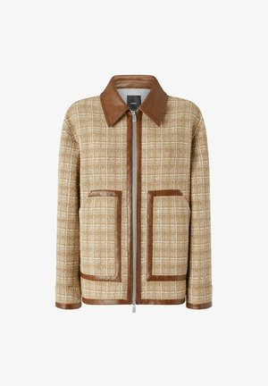 Giacca a quadri marrone con una texture simile alla lana, colletto e rifiniture in pelle, dotata di due tasche frontali e chiusura centrale con zip.
