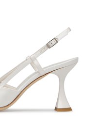 Sandal con tacco alto bianco, dotata di una sottile cinghia alla caviglia, materiale texturizzato e un design del tacco angolare unico che presenta una base trasparente.
