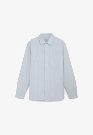 Camicia button-up a maniche lunghe da uomo con strisce verticali blu chiaro e bianche e una singola tasca sul petto.