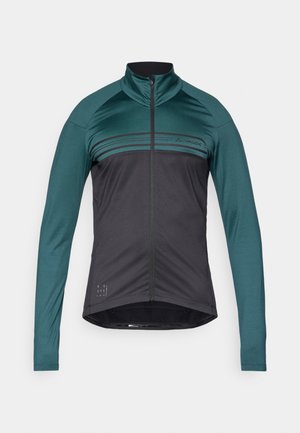 Langärmlige Radsportjacke in Dunkelgrün und Schwarz, mit horizontalen Streifen, hohem Kragen und einem Etikett aus recyceltem Material am Saum.
