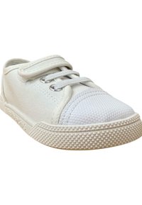 Zapatilla de lona blanca con puntera de goma texturizada, cordones planos y suela de goma con patrón. Diseño minimalista, sin acentos adicionales.