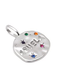Pendente d'argento con incisione "ABUELA," caratterizzato da quattro gemme colorate: verde, arancione, blu e rosa, posizionate in modo vario. Design rotondo e lucido.