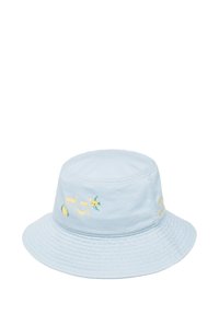 Lichtblauwe katoenen bucket hat met geborduurde gele tekst en grafische afbeeldingen van vissen en limoen aan de voorkant. Brede rand en zachte textuur.
