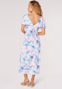 Apricot BLURRED WATERCOLOURED CAPE  - Vestido informal - pink