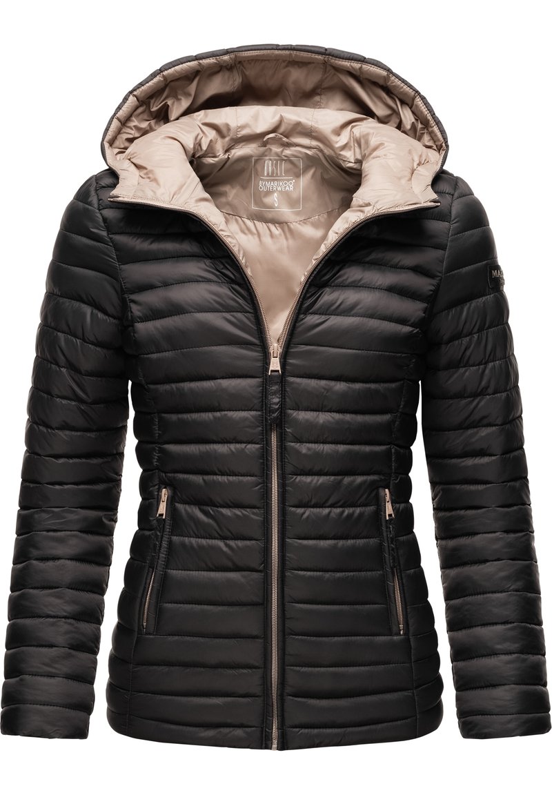 Giacca puffa nera con cappuccio, caratterizzata da un esterno liscio e lucido, texture a righe orizzontali e rivestimento beige. Include tasche con zip.