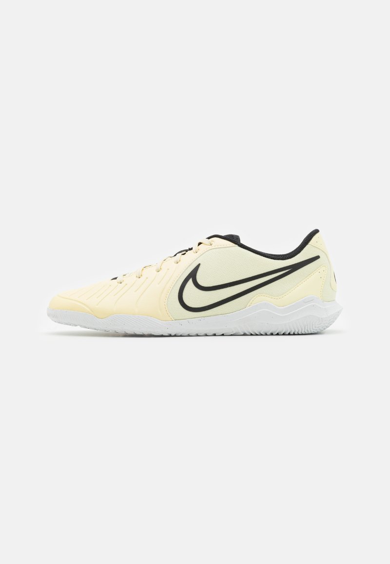 Nike Performance TIEMPO LEGEND 10 CLUB - Indoor football boots - lemonade/black/metallic gold coin