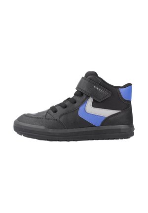 Bottines noires en matériau synthétique avec des accents bleu et gris, dotées d'une sangle en Velcro et d'une semelle en caoutchouc texturé.