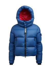 Blauwe pufferjack met een grote capuchon, rode voering, een rits aan de voorkant en twee zijzakken. Heeft gewatteerde delen voor isolatie en comfort.