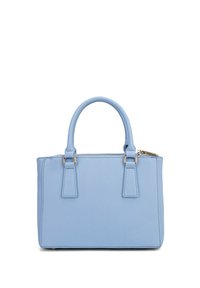 Borsa sintetica azzurro chiaro con due manici corti, chiusura con zip e superficie testurizzata. Presenta hardware dorato e una forma rettangolare.